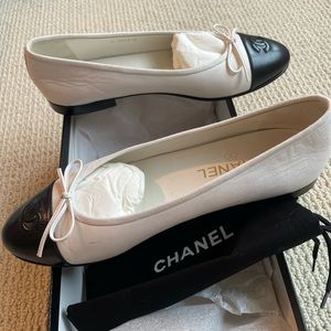 Chanel Size 39 Ballet Flats. White/Black Cap Toe